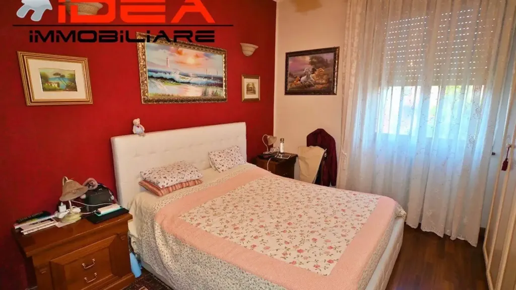 Bedrooms - Five-Bedroom Apartment with Balcony in Modena