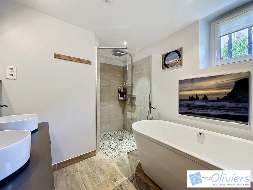 Salles de bain - Maison de village rénovée avec piscine à Boullay les Troux