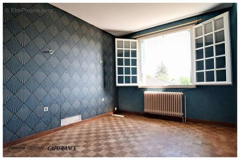 Rooms - Spacious House with Large Garage in Aigondigné