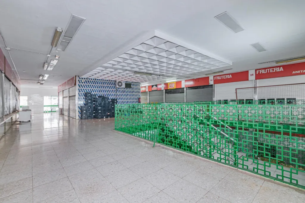Pièces - Edified Plot with Market in Málaga