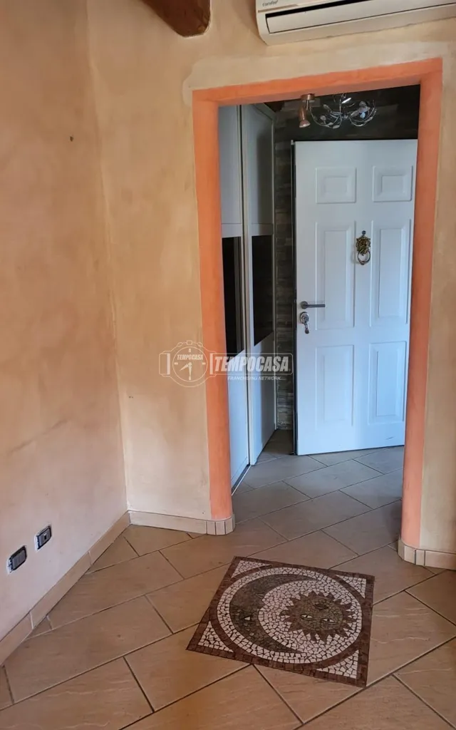 Esik - Three-Bedroom Apartment with Private Parking in Malnate