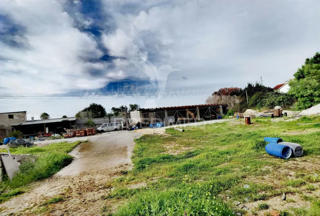 Garden - Commercial Warehouse with Land in São Pedro