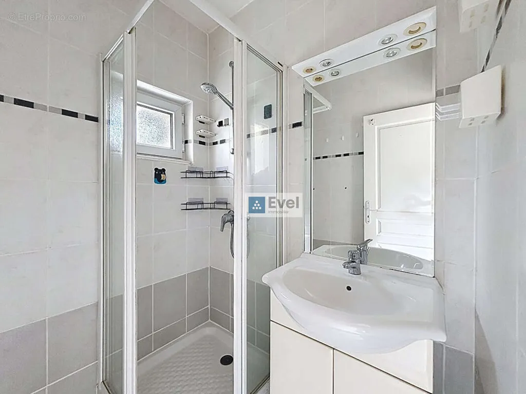 Salles de bain - Maison Mitoyenne avec Jardin à Réchicourt-le-Château
