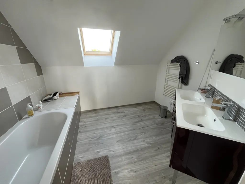 Salles de bain - Maison Moderne avec Terrasse à Fondettes
