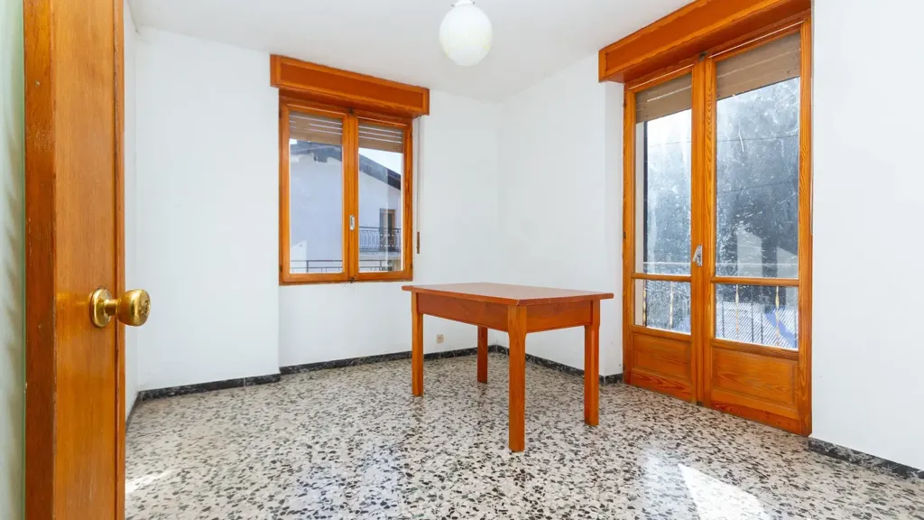 Bureau - Detached House with Three Garages in Frassino