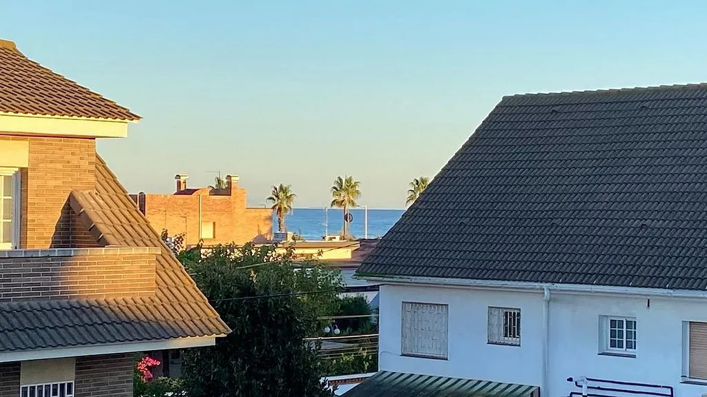 Rõdu - Twin-Storey House with Pool in Castelldefels
