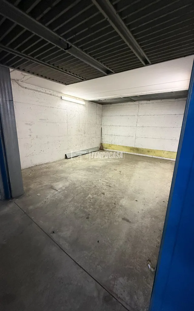 Garaaž - Parking Box near Piazza Caserta, Milan