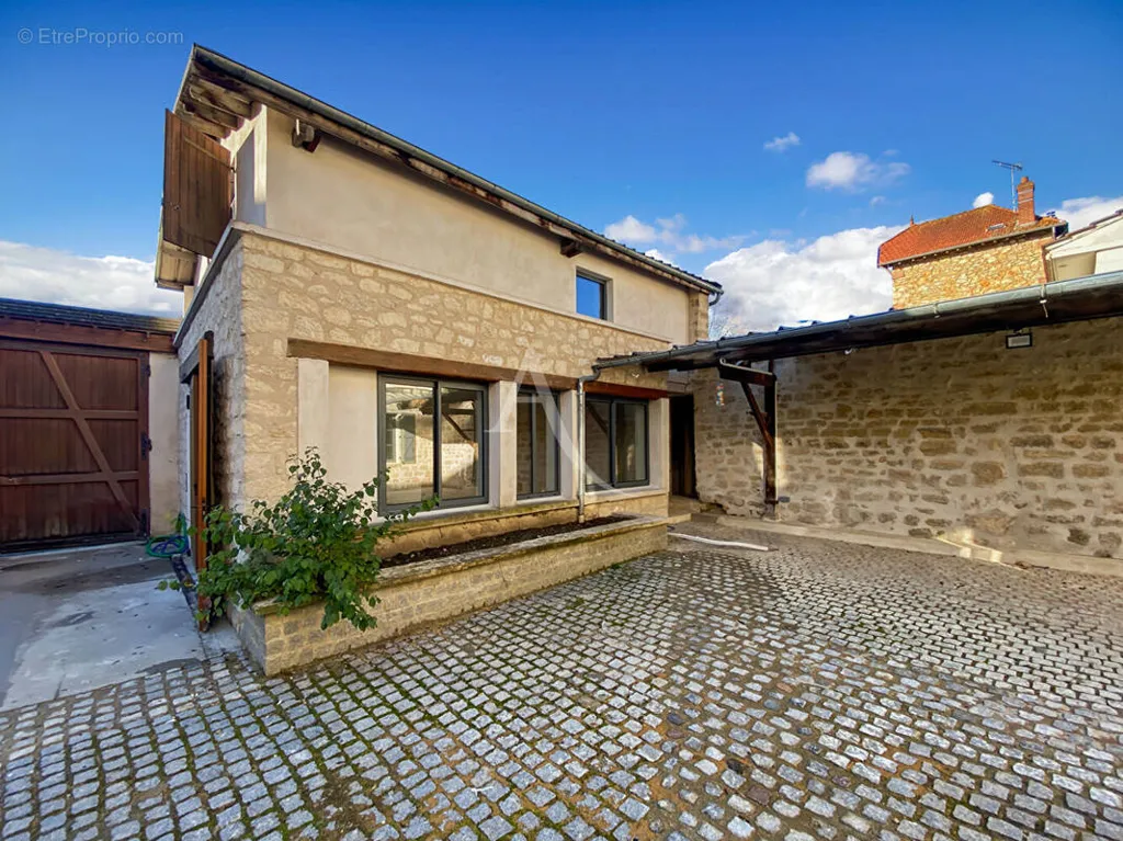 Jardin - Maison Duplex en Pierre à Vaureal Village