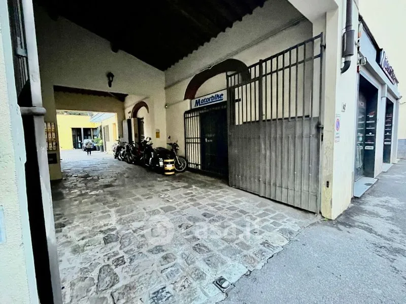Garage - Ground Floor Flat with Private Parking in Florence