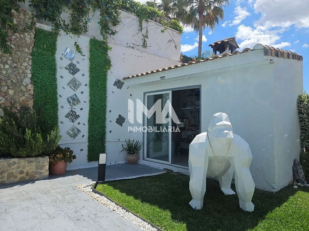 Terrace - Chalet with Pool and Terrace in Montepilar