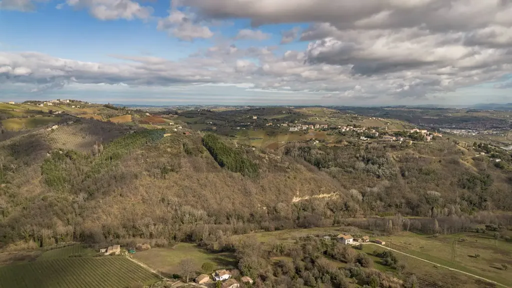 Vue aérienne - Rustic Stone Cottage with Panoramic Garden in Rosora