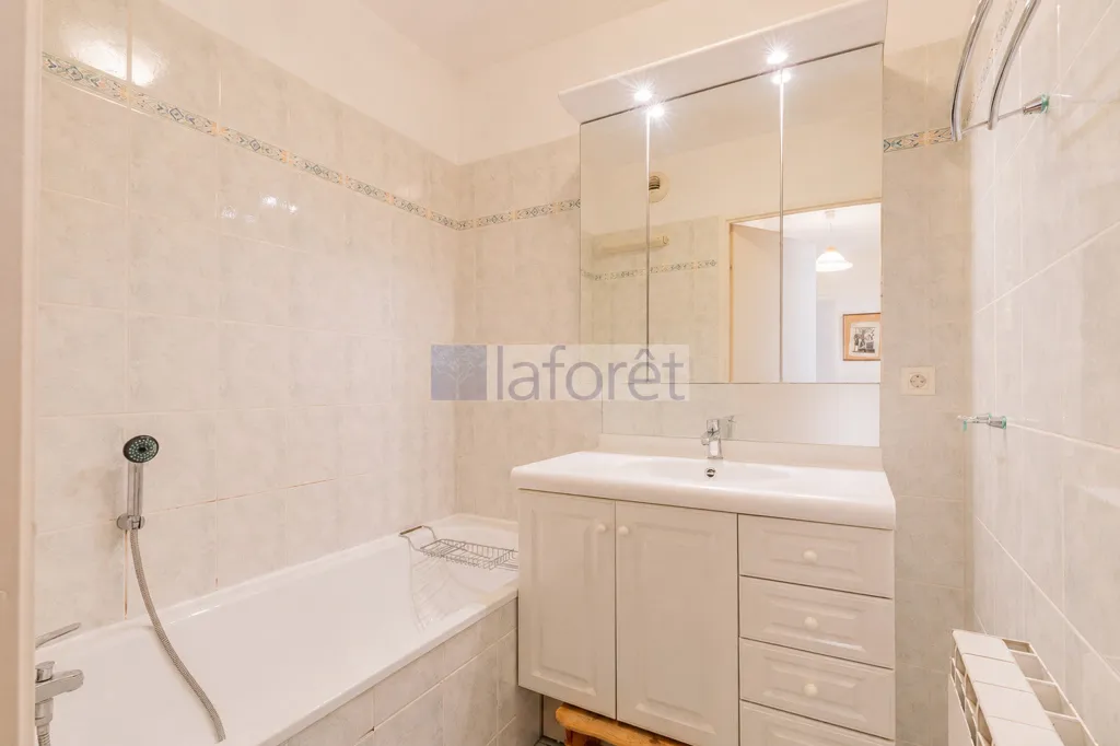 Vannitoad - Bright 2-Bed Flat with Parking in Longjumeau