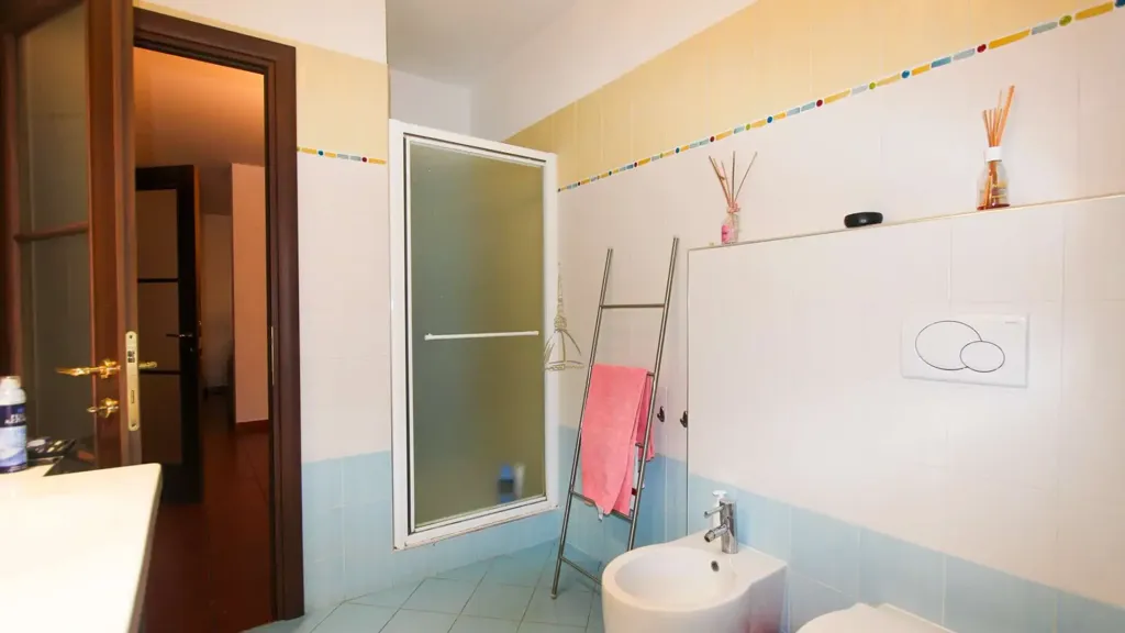 Bathrooms - Apartment with Private Garden in Moncalieri