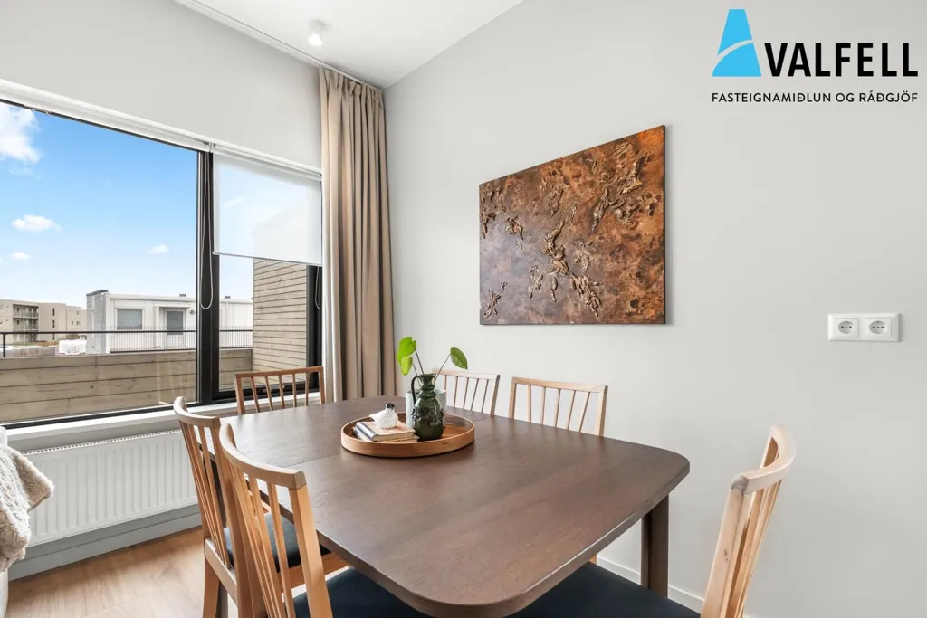 Söögituba - 3-Bedroom Apartment with South Balcony in Asparskógar
