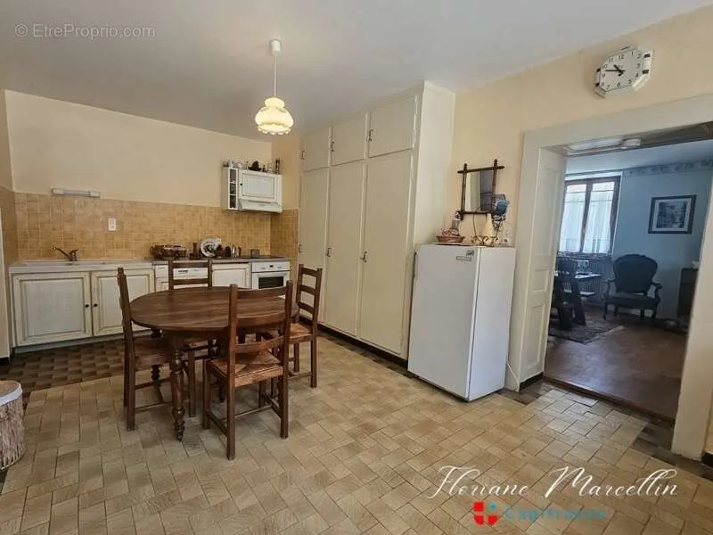 Cuisine - Maison avec Deux Appartements Indépendants à Vougy