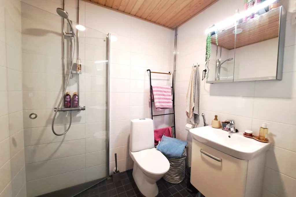 Vannitoad - Spacious 1-Bedroom Flat with Balcony in Matinkylä
