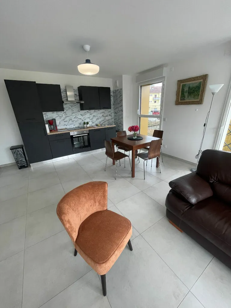 Séjour - Appartement Meublé avec Terrasse au Centre de Rumilly