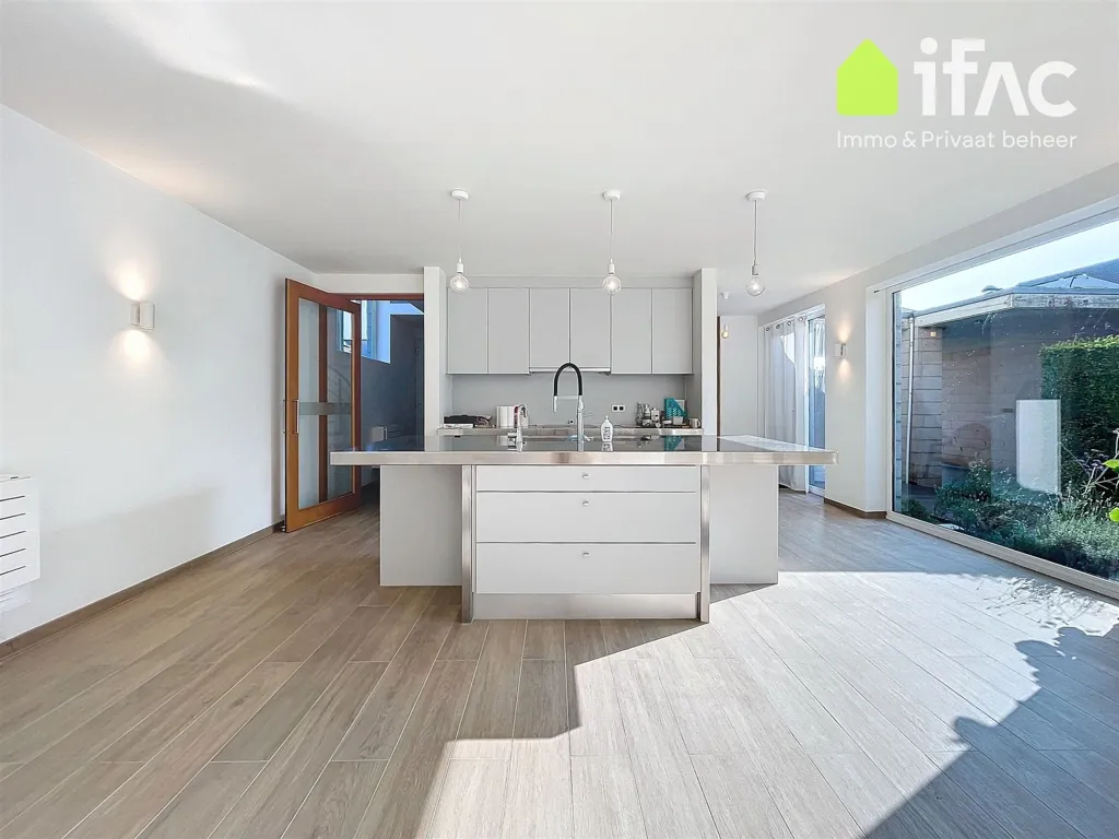 Kitchen - Modern Villa with South-Facing Garden in 5a87ca