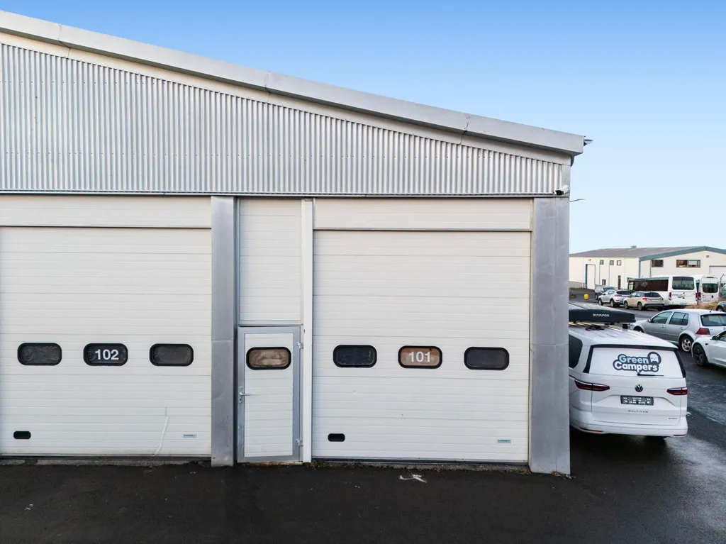 Välivaade - Industrial Unit with Loft in Hafnarfjörður