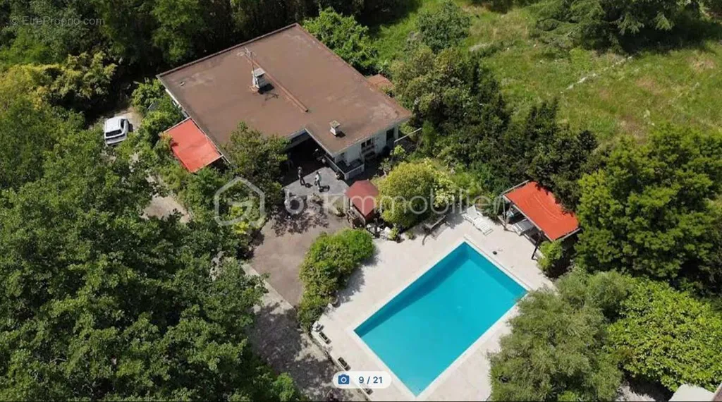 Vue aérienne - Villa de Plain-Pied avec Piscine et Jardin à Proximité