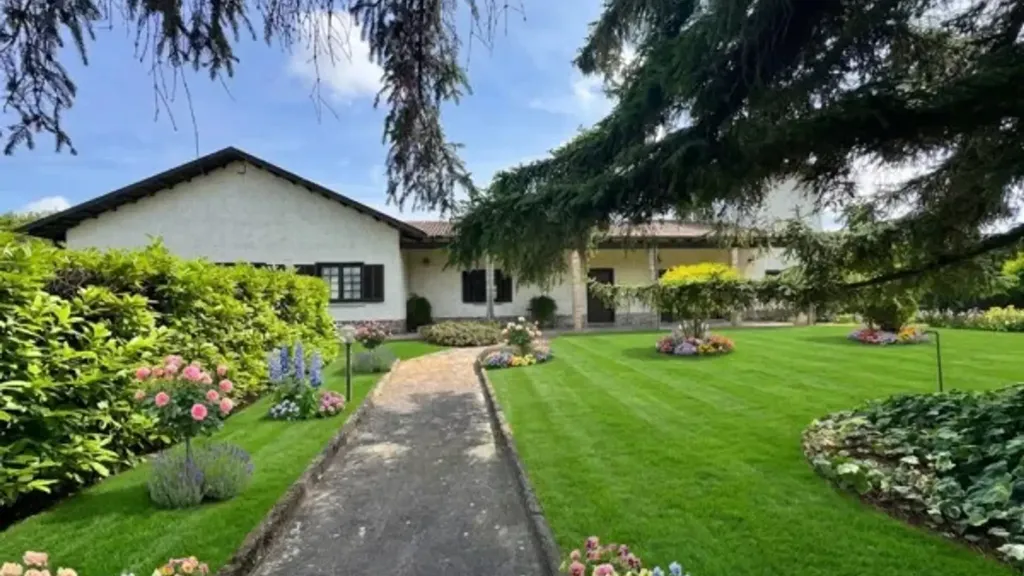 Giardino - Villa with Vineyard Garden in Rivanazzano