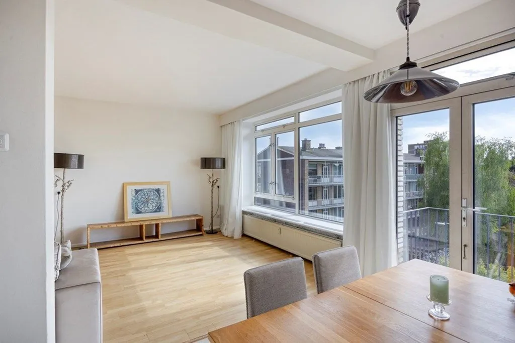 Söögituba - Bright Two-Bedroom Portiekflat in Benoordenhout