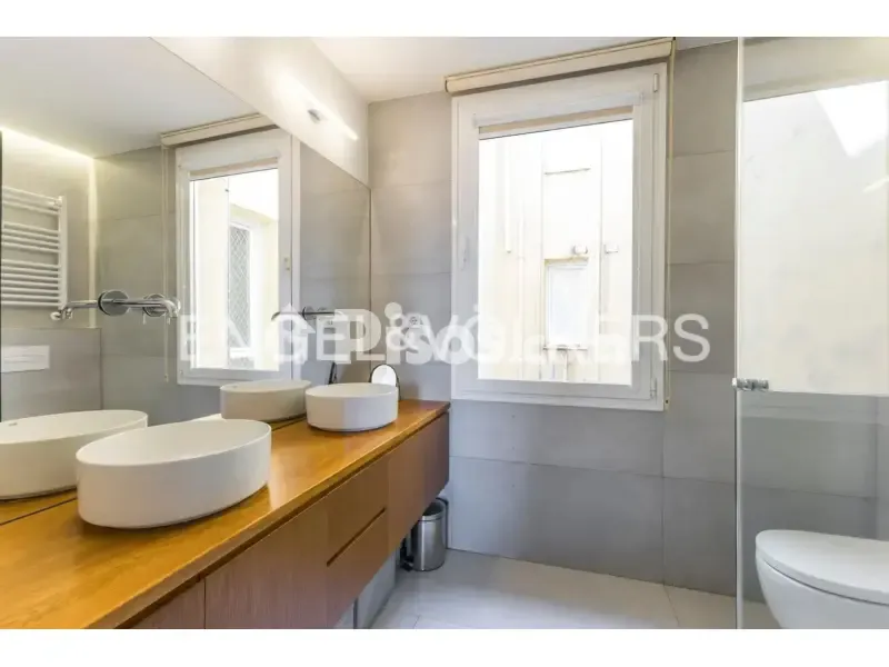 Salles de bain - Apartment with Balcony in Chamberí