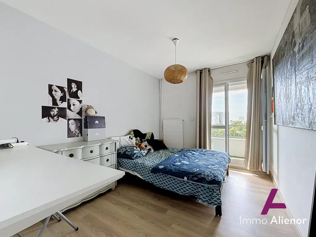 Schlafzimmer - 2-Bedroom Apartment with Balcony in Bordeaux