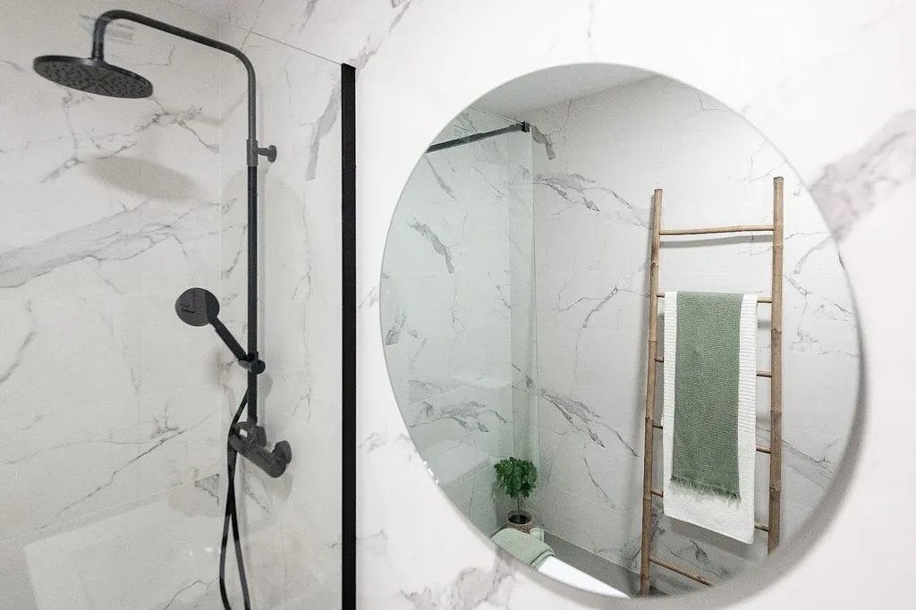 Bathrooms - Modern Flat with Lift in Sector Oficios