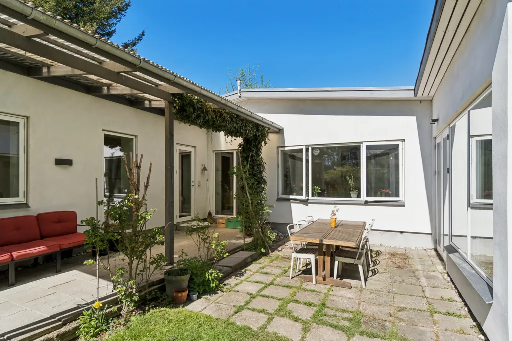 Terrasse - Renovated Villa with Forest View in Birkerød