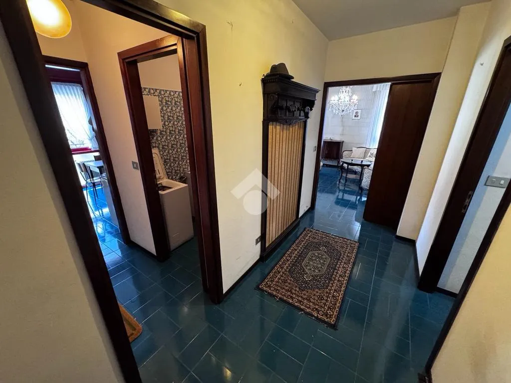 Ingresso - 1970s Apartment with Mountain View in Schio