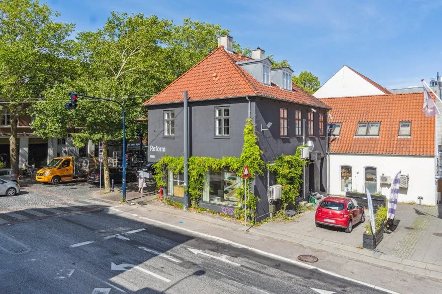 Välivaade - Corner Retail Unit with High Ceilings in Kgs. Lyngby