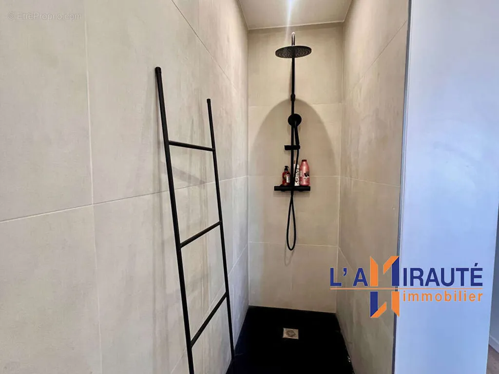 Salles de bain - Maison Récente avec Jardin Proche Gare
