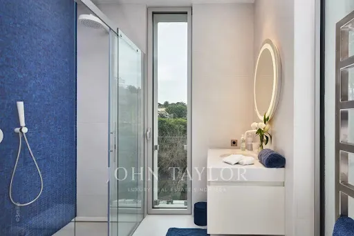 Salles de bain - Villa Contemporaine avec Vue Panoramique à Antibes