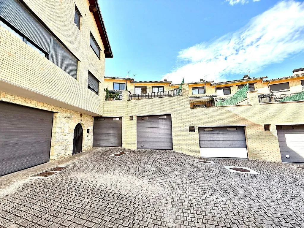 Exterior - Terraced Semi-Detached House in Aranguren