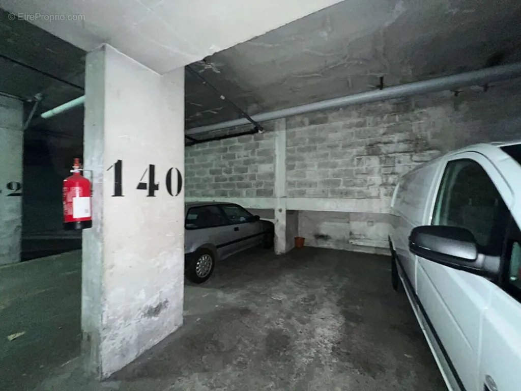 Garage - Parking Space in Paris 18ème