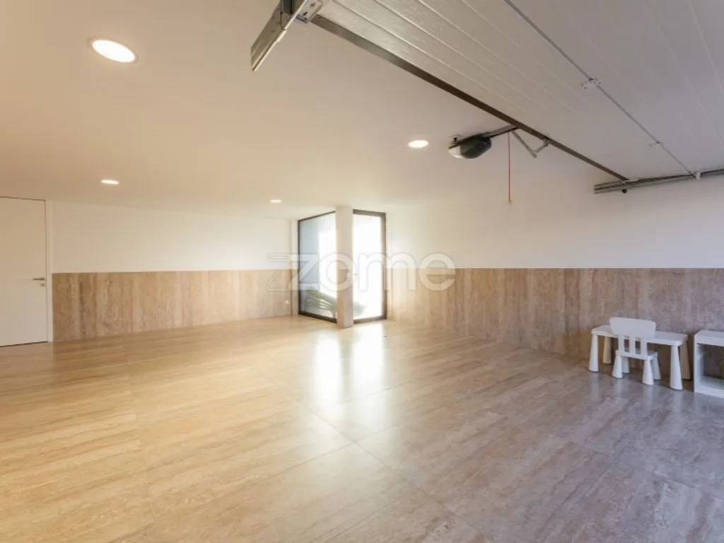 Garage - Contemporary House with Pool in Cabreiros, Braga