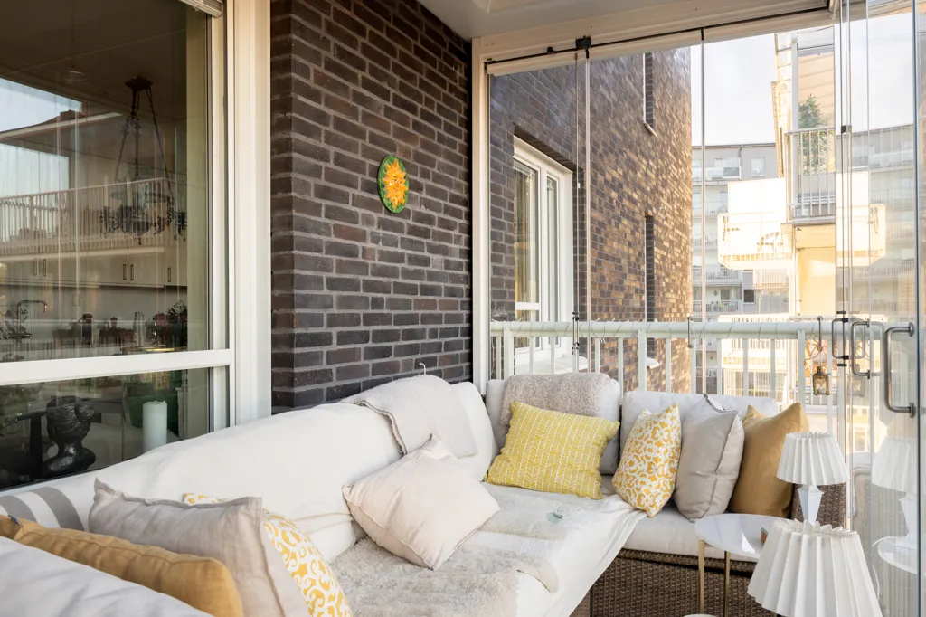 Balcon - 55+ Apartment with Two Balconies in Nockeby Backe