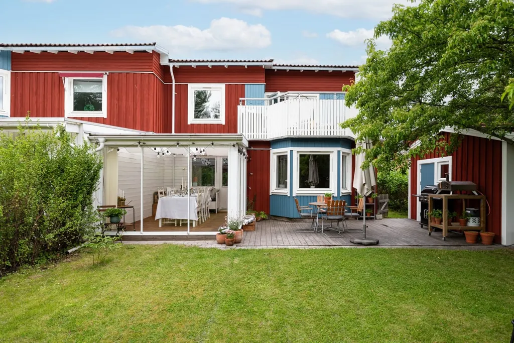 Terrace - Terraced House with Garden in Almby