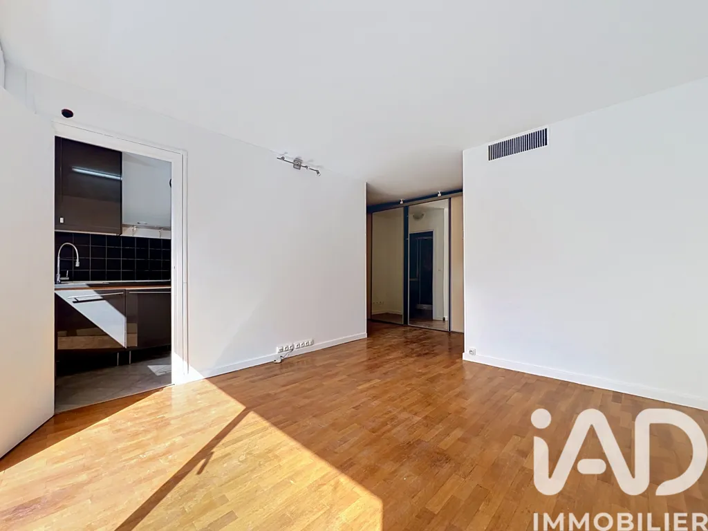 Séjour - Studio avec Balcon et Parking à Courbevoie