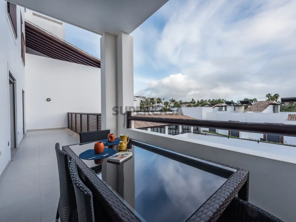 Balcon - Two-Bedroom Apartment with Pool in Lagos