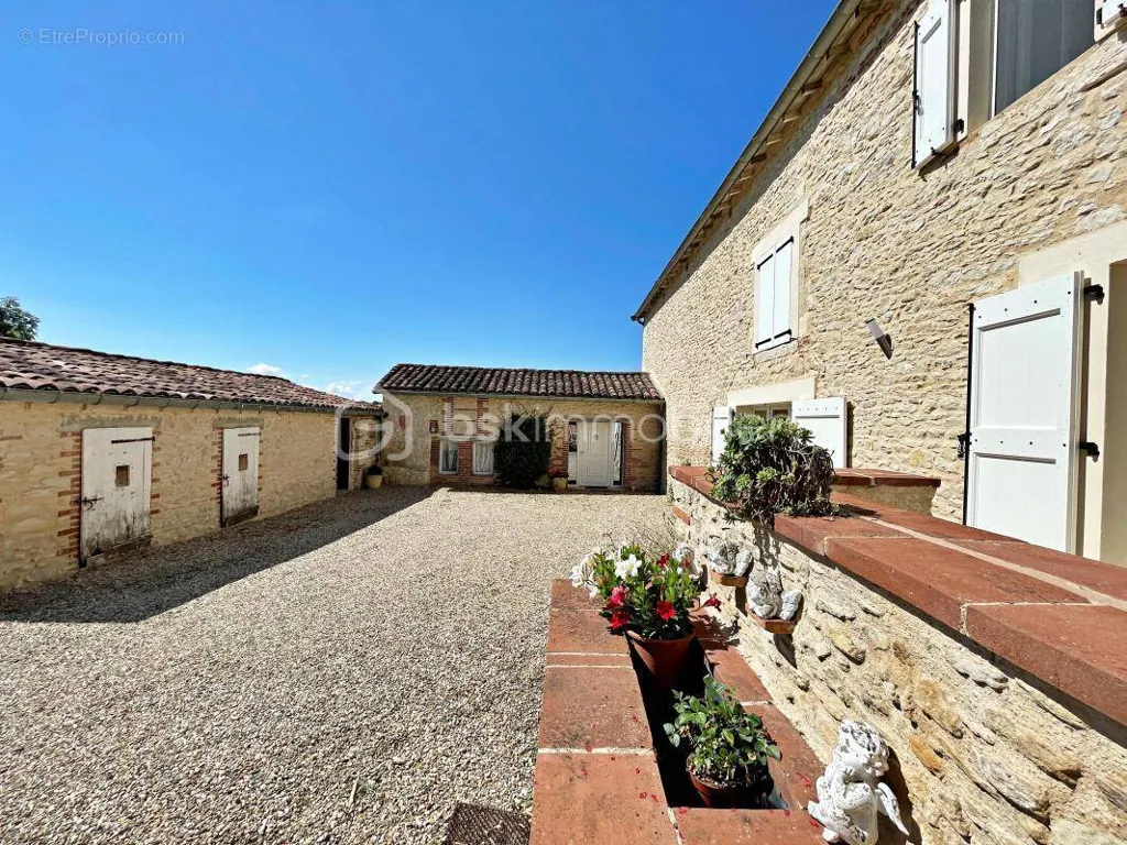 Aed - Charming Equestrian Estate with Paddock in Florentin