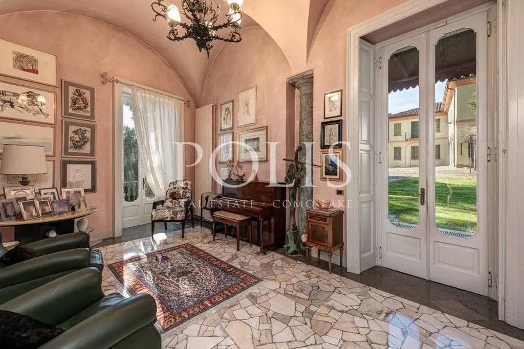 Esik - Historic Villa with Lakeside Views in Como