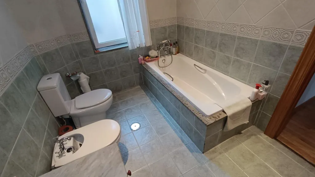 Bathrooms - Reformated Flat with High Ceilings in Zamora