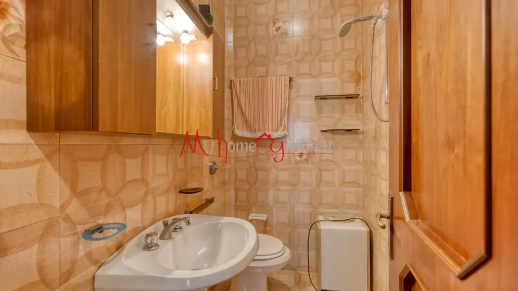 Bathrooms - Four-Bedroom Apartment with Balconies in Padova