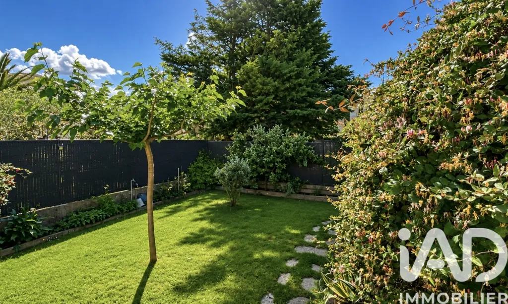Garden - Contemporary House with Pool in Pont-Saint-Esprit