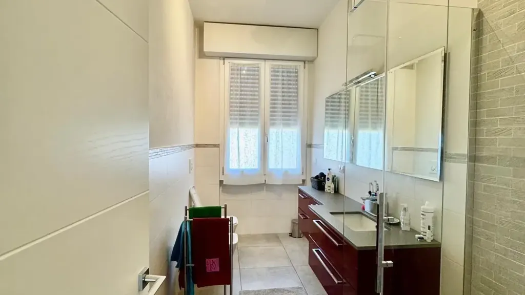 Bathrooms - Modern Apartment with Balcony in Florence