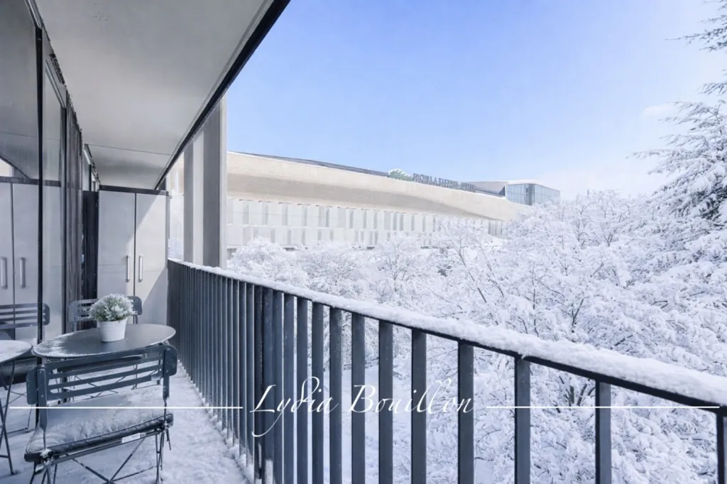 3-Bed Apartment with Balcony in La Défense