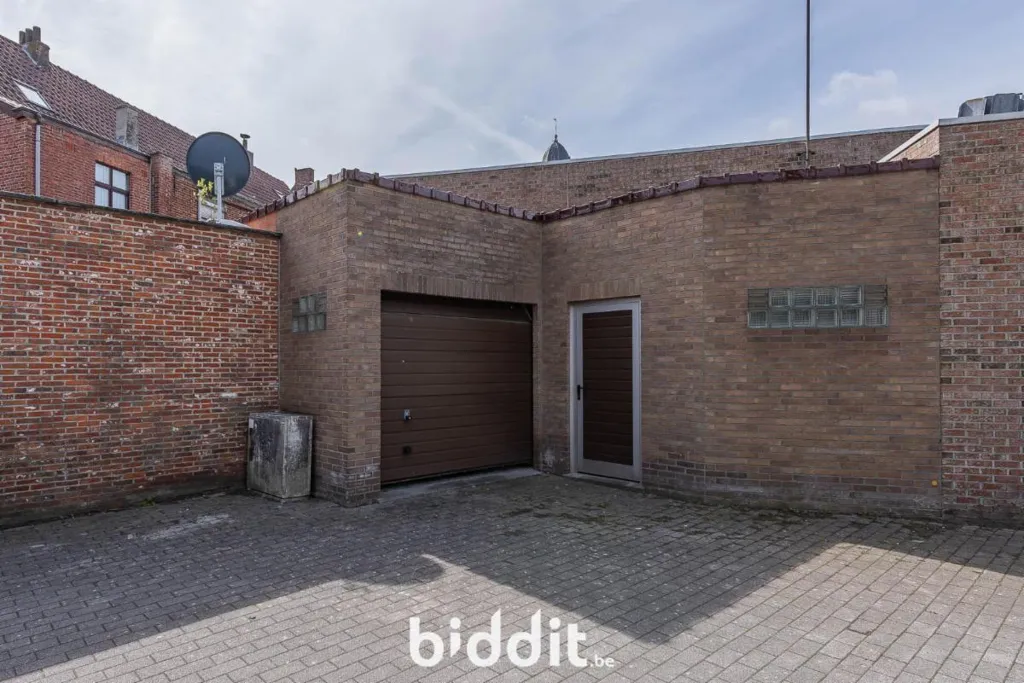 Extérieur - Maison à Rénover avec Garage au Centre de Lokeren