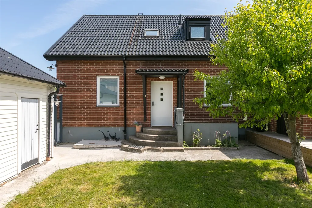 Exterior - Modernised Villa with Guesthouse in Malmö
